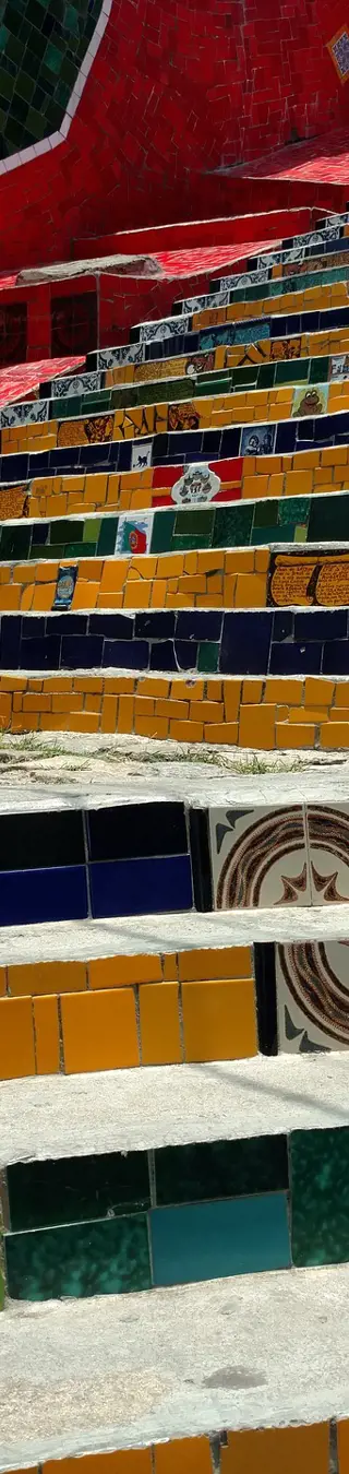 Fliesen aus über 60 Ländern schmücken diese Treppe